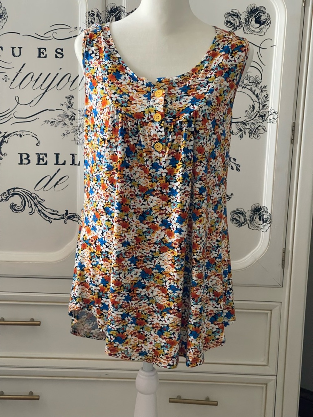 Sleeveless Floral Button-Front Women’s Top in Multicolor